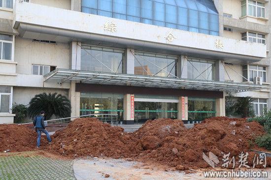 200多噸渣土堵塞在綜合樓大門及后門入口