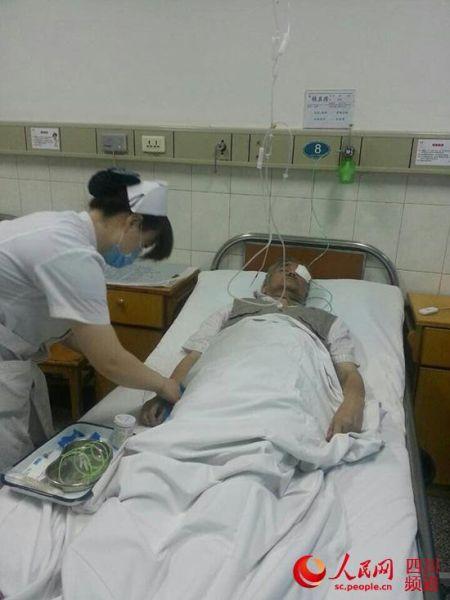 戴大爺被打后在醫院接受治療(戴大爺家人供圖)