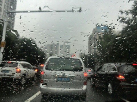 渝北區新南路因降雨交通緩慢