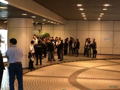 大批警員進入中信大廈。(來源：香港電臺網站)