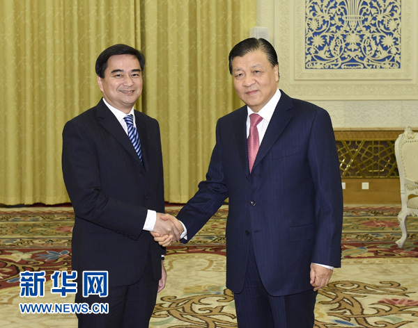  11月17日，中共中央政治局常委、中央書記處書記劉云山在北京會見由黨主席、前總理阿披實率領的泰國民主黨代表團。 新華社記者 張鐸 攝