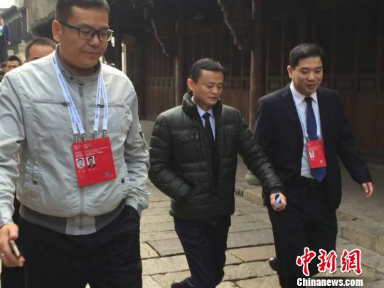 世界互聯網大會烏鎮第一天：溫柔水鄉觸電冷色西裝