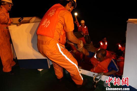 漁船深夜擱淺長江口水域8名遇險(xiǎn)漁民獲救
