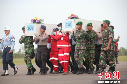 印尼搜救中心運送失事亞航10具遇難者遺體往泗水
