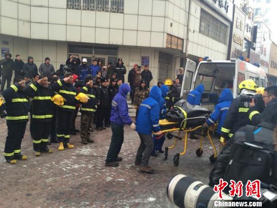 哈爾濱軍民用正能量撐起大火坍塌中的溫情（圖）