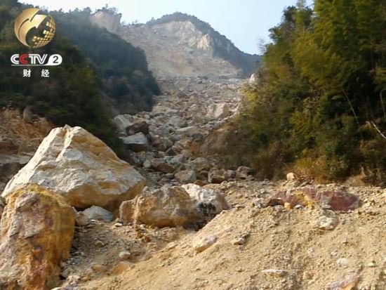大片的山體垮塌下來石頭滾落