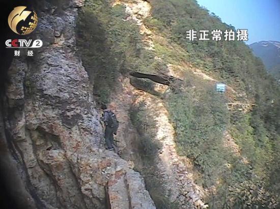 山路被垮塌的山體掩埋山上的石頭隨時可掉落