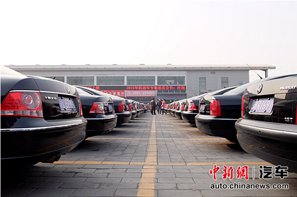 公車拍賣第二日車輛全部賣出神秘買家拍下20余輛