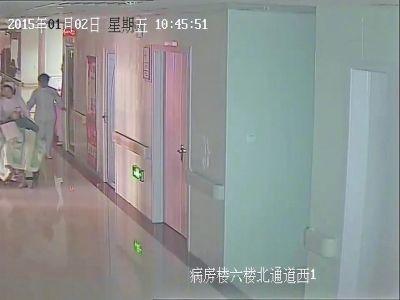嬰兒在輪椅上出生墜地 連臍帶被拖行十幾米(圖)