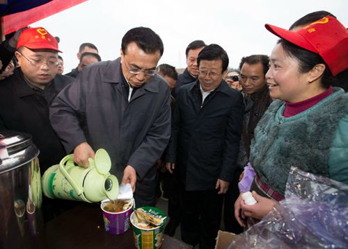 李克強為過年返鄉農民工沖泡面（圖）