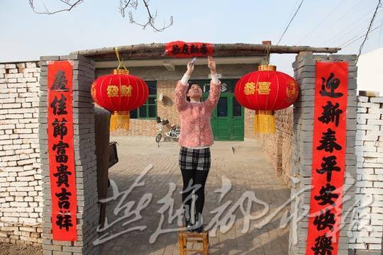 河北景縣大學生村官陪孤寡老人和留守兒童過春節