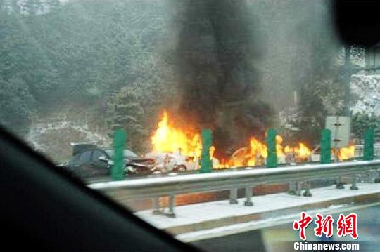京承方向高速十余輛汽車連撞高速一度關閉