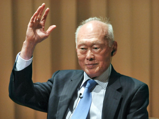 新加坡前總理李光耀病情稍有好轉民眾為其祈福