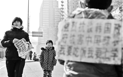 山東蒜農(nóng)被韓國退貨后負債百萬帶孩赴韓使館抗議