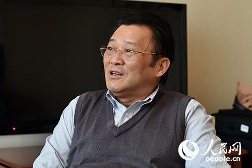 上海市松江區委書記盛亞飛代表接受人民網記者采訪(翁奇羽 攝影)