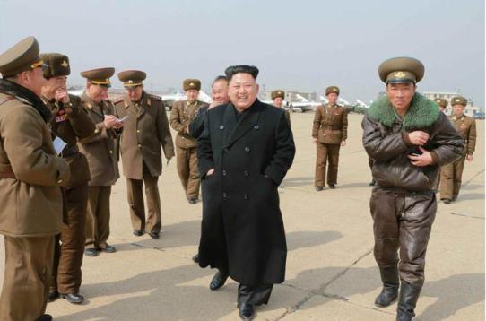 金正恩乘專機視察空軍部隊向飛行員家屬贈禮物