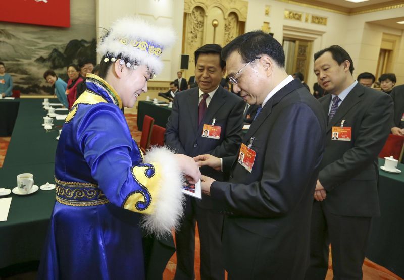 獨家：赫哲族全國人大代表向李克強展示洪災后重建面貌（圖）