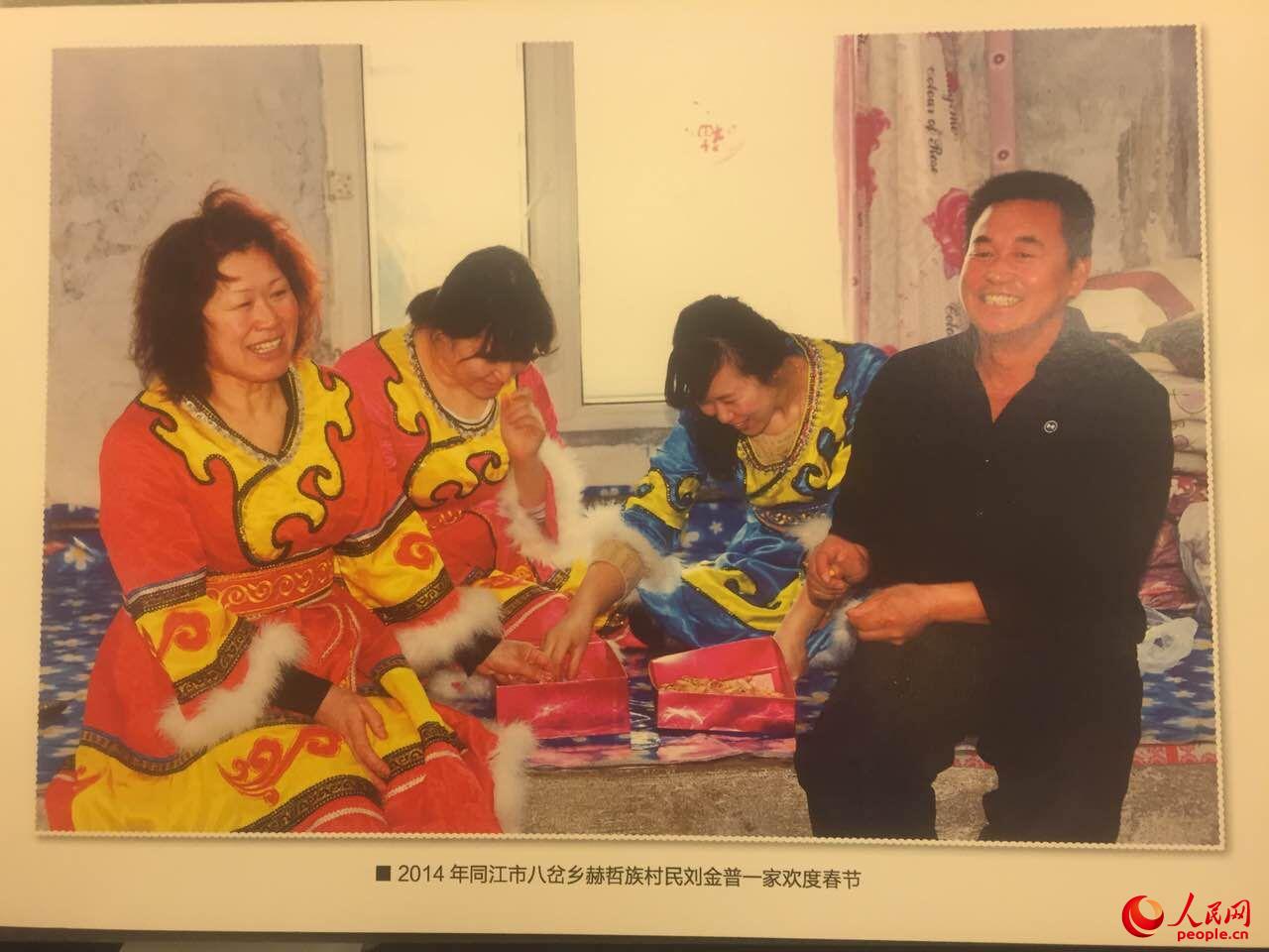 獨家：赫哲族全國人大代表向李克強(qiáng)展示洪災(zāi)后重建面貌（圖）【3】