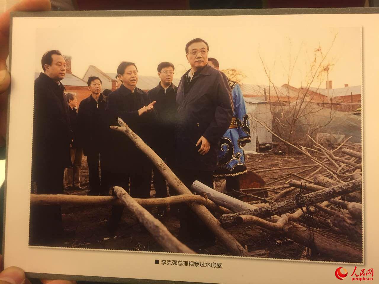 獨家:赫哲族全國人大代表向李克強展示洪災后重建面貌(圖)【6】
