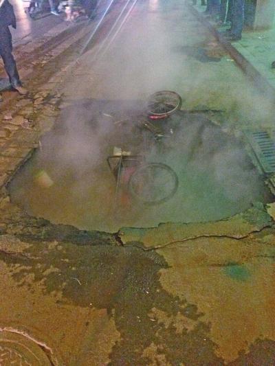 熱力管道爆管致路面塌陷2名老人跌入熱水坑燙傷