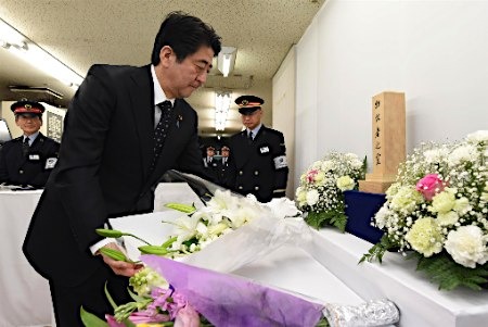 日本各界悼念東京地鐵毒氣案遇難者安倍獻花