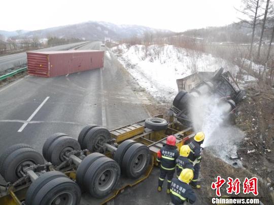 琿烏高速吉林段一貨車側翻致天然氣泄漏（圖）