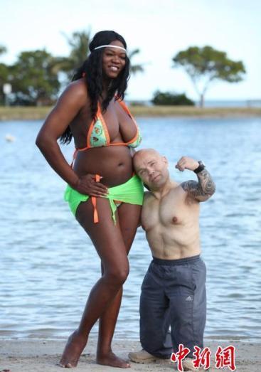 1米9高變性女愛上1米3健美男 稱其舉重性感