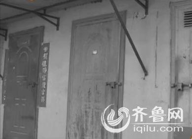 小李媽媽說：“就是一個人抱她來，一下子捏著她腚了。”小麗告訴媽媽，當天晚上，當她放學把自行車往儲藏室推的時候，一個人突然跟了進來，做出了摸屁股的下流舉動。(視頻截圖)
