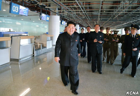金正恩視察機(jī)場航站樓稱贊建筑雄偉突出民族性