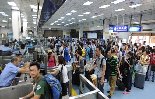 游客在深圳排隊過關　資料圖