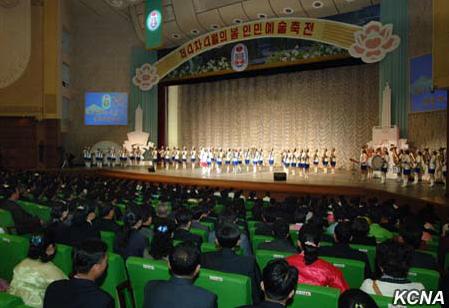 朝鮮四月之春人民藝術(shù)節(jié)開幕千余人參加開幕式