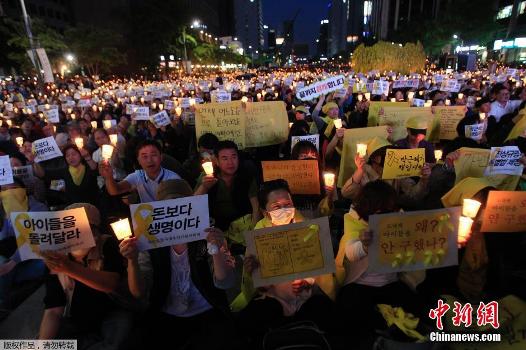 韓國沉船事故周年祭：家屬削發(fā)抗議回憶仍驚心