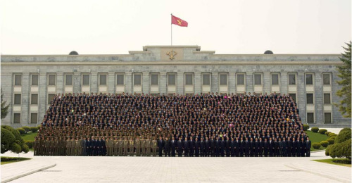 金正恩與輕型飛機開發(fā)者合影贊取得驚人成果（圖）