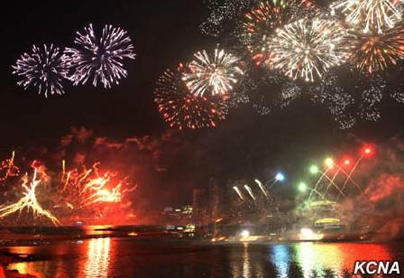 朝舉行煙花匯演慶祝太陽節絢爛煙花點亮平壤夜空