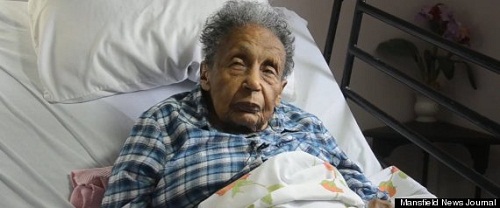 美國哥倫布市106歲的老奶奶奶瑞巴 威廉姆斯當年高中畢業(yè)時，因故未獲學校頒發(fā)的畢業(yè)證書。許多年過去，瑞巴依然對當年的事情耿耿于懷。2013年2月，她向媒體抱怨后，才終于獲得了自己本該得到的高中畢業(yè)證。