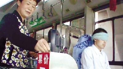公交車長有絕活蒙眼能聽出硬幣真假辨別金額