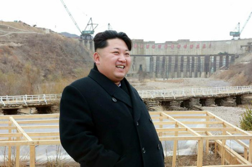 金正恩視察青年發(fā)電站建設工地稱是朝鮮財富（圖）