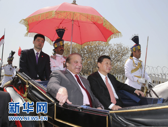 這是習近平在巴基斯坦總理謝里夫的陪同下，乘坐總統禮賓馬車前往總統府。新華社記者 蘭紅光 攝