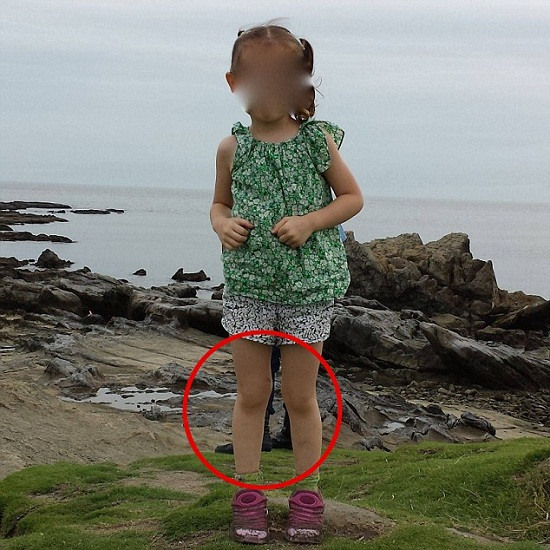 靈異現象？女童墳旁拍照背后現無身大腳（圖）