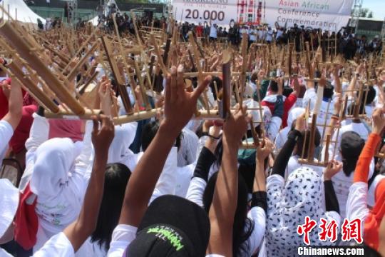 印尼舉辦2萬人齊搖安格隆活動慶亞非會議60周年