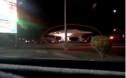飛碟？美國神秘51區卡車趁夜色運載疑似UFO（圖）