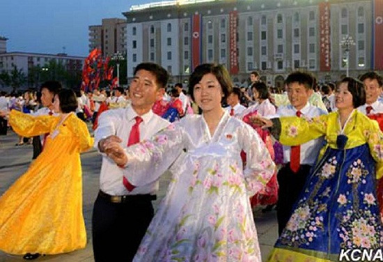 朝鮮歡慶勞動節：舉行藝術表演和民俗游戲（圖）