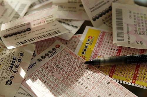 男子買彩票中7.5萬美元粗心只兌75美元就走人