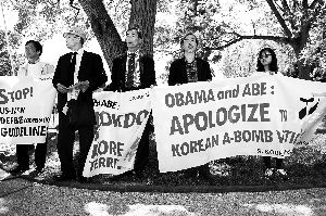 日前，抗議者在美國首都華盛頓國會大廈外抗議日本首相安倍晉三拒就歷史問題道歉。