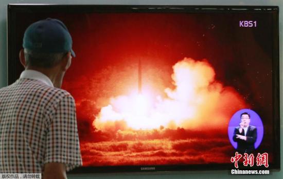 當?shù)貢r間7月13日，韓國首爾，韓國民眾觀看有關朝鮮導彈發(fā)射的新聞報道。