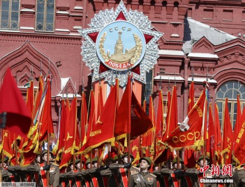 當地時間5月7日，俄羅斯軍隊士兵在紅場準備勝利日閱兵總彩排。5月9日，莫斯科紅場將舉行慶祝衛國戰爭勝利70周年閱兵儀式。圖為身著二戰時期軍裝的步兵方陣亮相紅場。