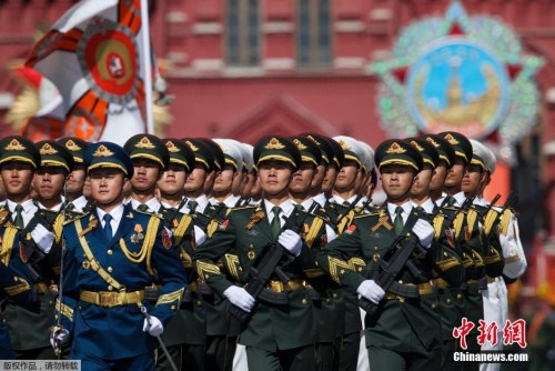 5月7日，在俄羅斯首都莫斯科，中國人民解放軍三軍儀仗隊在彩排中列隊行進。當(dāng)日，俄羅斯在首都莫斯科的紅場舉行紀念衛(wèi)國戰(zhàn)爭勝利70周年紅場閱兵式總彩排。