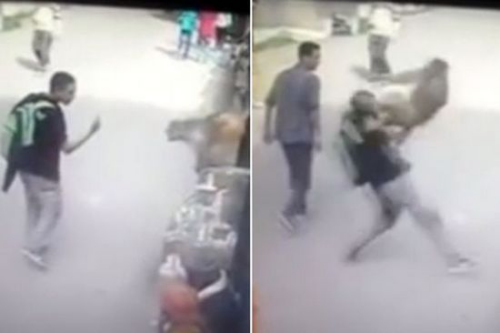 視頻截圖：印度一名男子日前對一只猴子豎中指，沒料到竟然遭猴子將其踢倒在地。