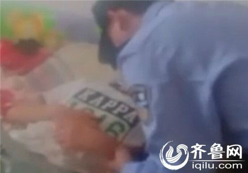民警在現場為男子止血。（視頻截圖）