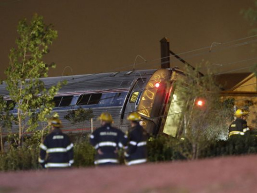 美國費城列車脫軌引發事故導致至少5人遇難（圖）